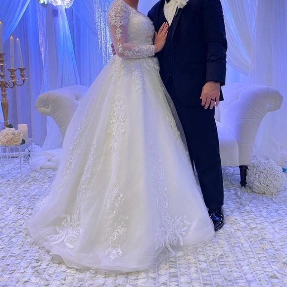 Beautiful ivory white wedding dress hand made - Picture 3 of 6